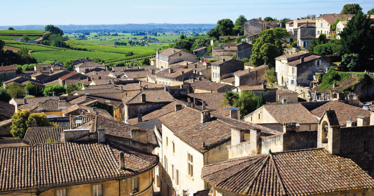 Vue sur le village de Saint-Emilion et son vignoble